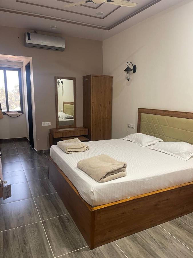 Hotel Nilkanth Navsari Экстерьер фото