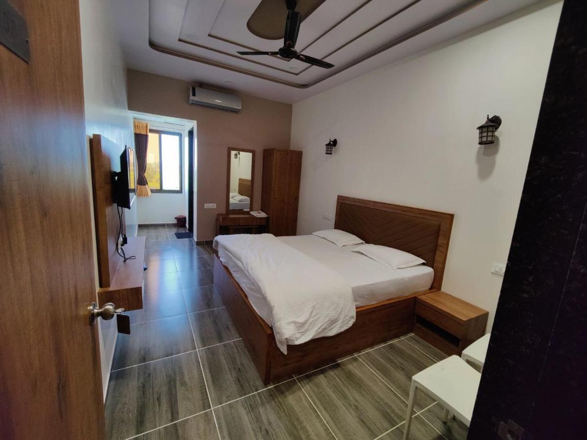 Hotel Nilkanth Navsari Экстерьер фото