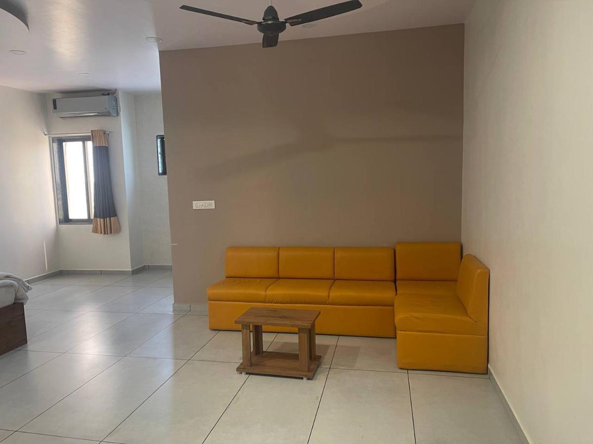 Hotel Nilkanth Navsari Экстерьер фото