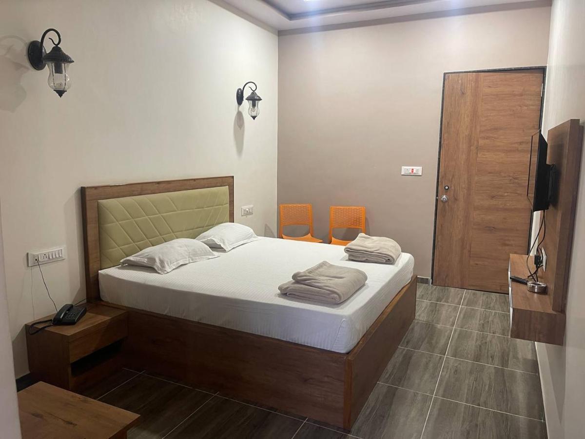 Hotel Nilkanth Navsari Экстерьер фото