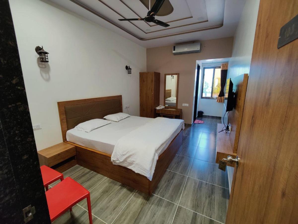 Hotel Nilkanth Navsari Экстерьер фото