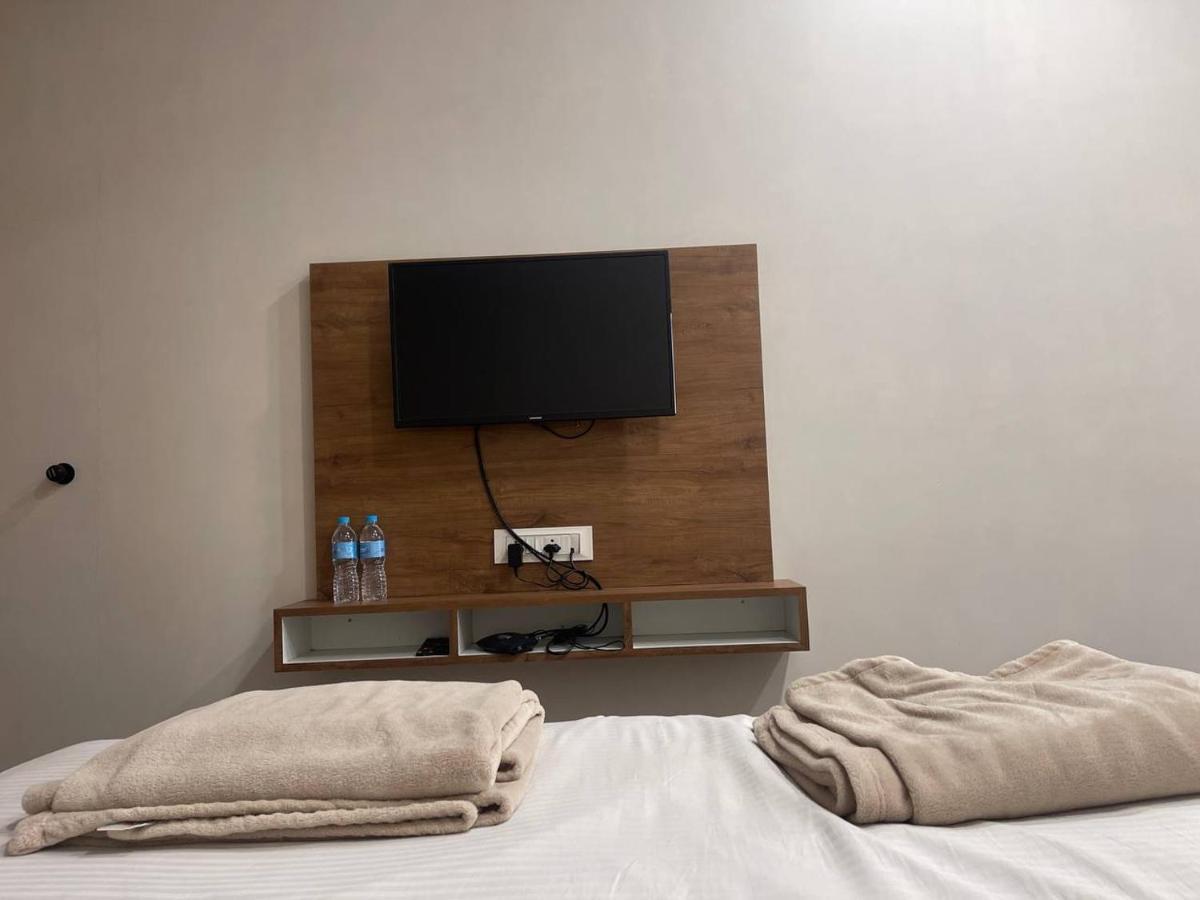 Hotel Nilkanth Navsari Экстерьер фото