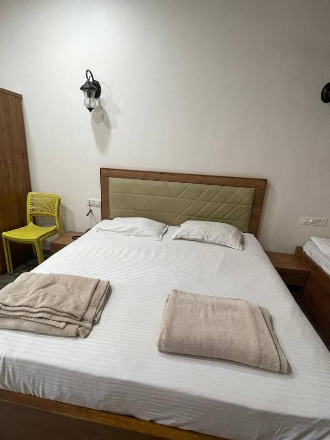 Hotel Nilkanth Navsari Экстерьер фото