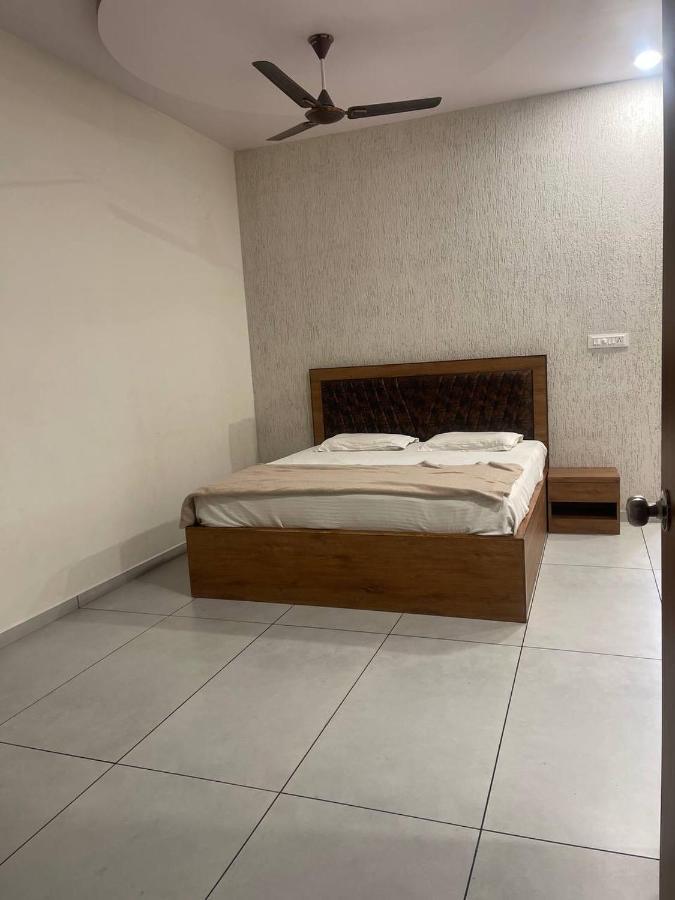 Hotel Nilkanth Navsari Экстерьер фото