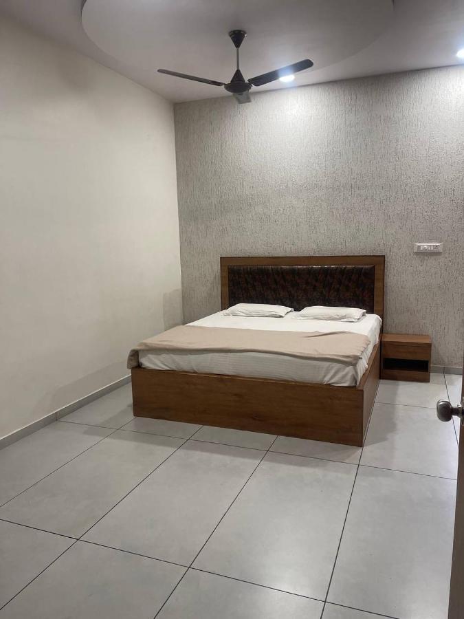 Hotel Nilkanth Navsari Экстерьер фото