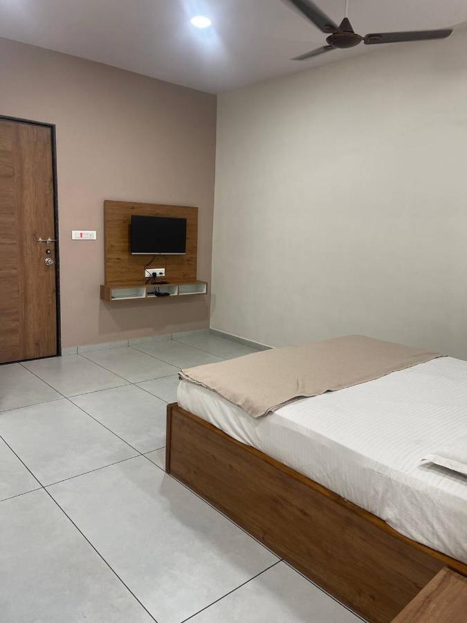 Hotel Nilkanth Navsari Экстерьер фото