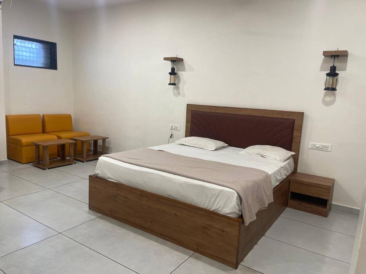Hotel Nilkanth Navsari Экстерьер фото